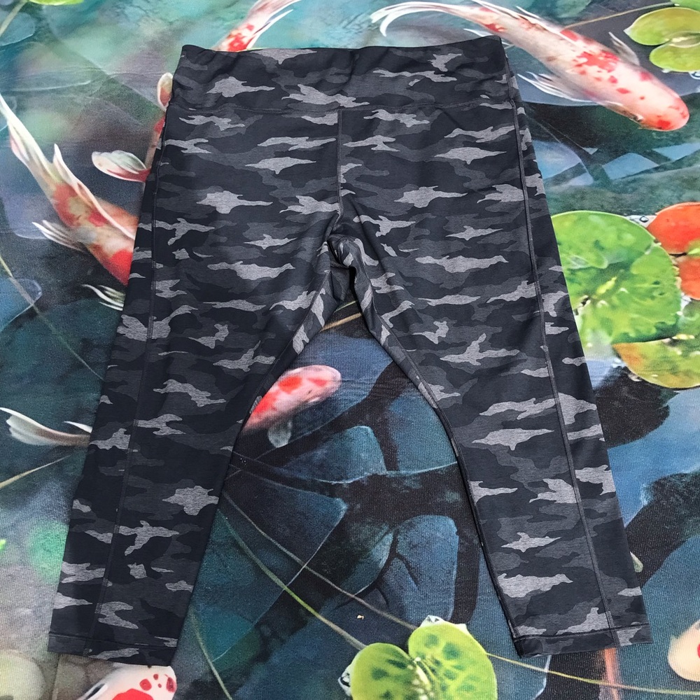 🐲💙 Athleta Ultimate Camo 7/8 Tight